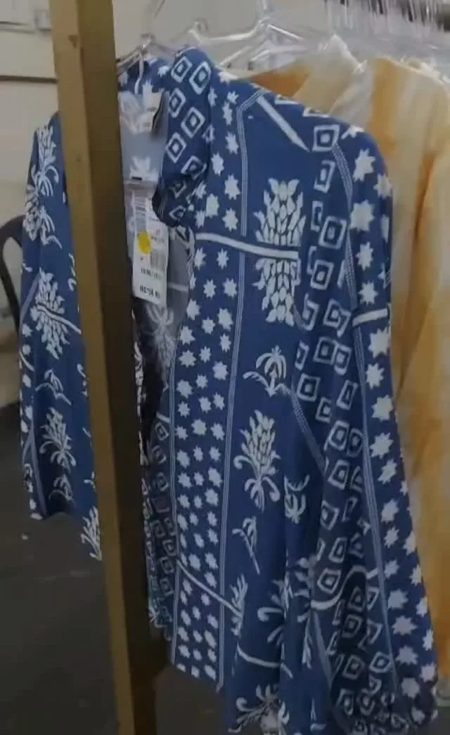 Camisa estampada azul e branca